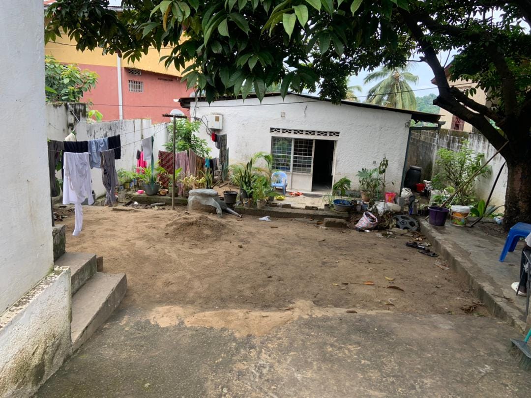 Parcelle avec Grande Maison et 2 Annexes à Vendre