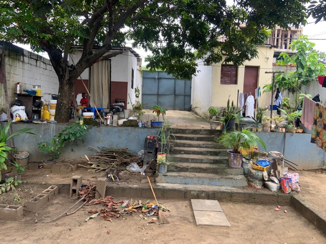Parcelle avec Grande Maison et 2 Annexes à Vendre
